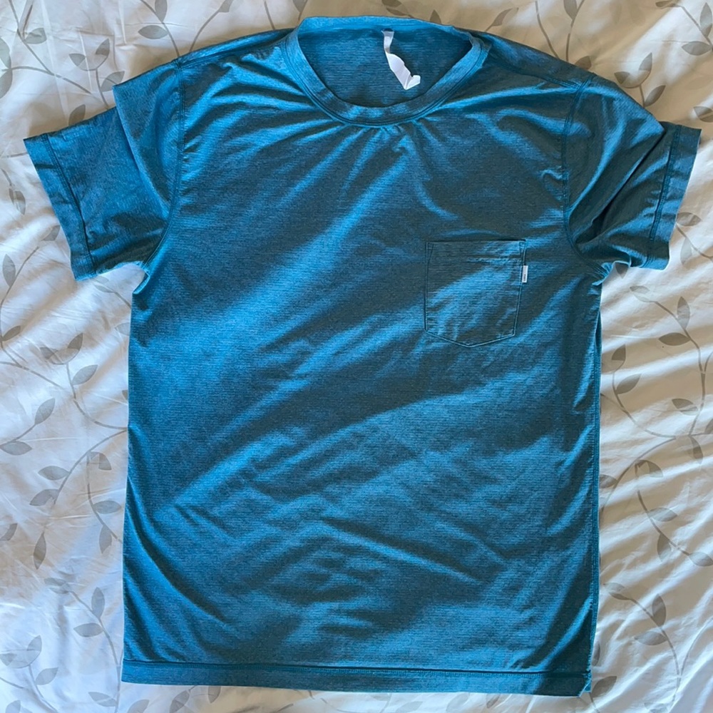Vuori Tradewind performance tee (medium).